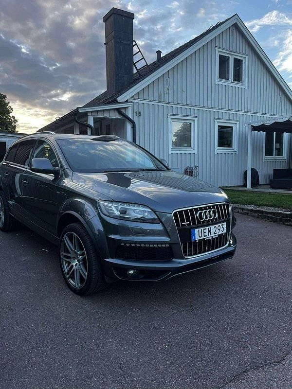 Grå Begagnad 2013 Audi Q7 S-Line SUV | 192 500 kr (Marknadspris) - Bild 1/4