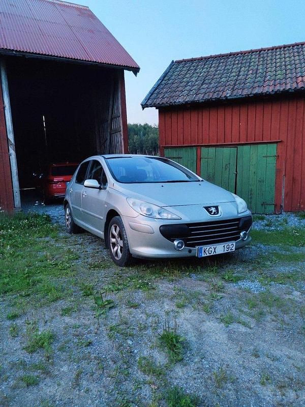 Grå Begagnad 2008 Peugeot 307 Halvkombi | 23 500 kr (Marknadspris) - Bild 1/4