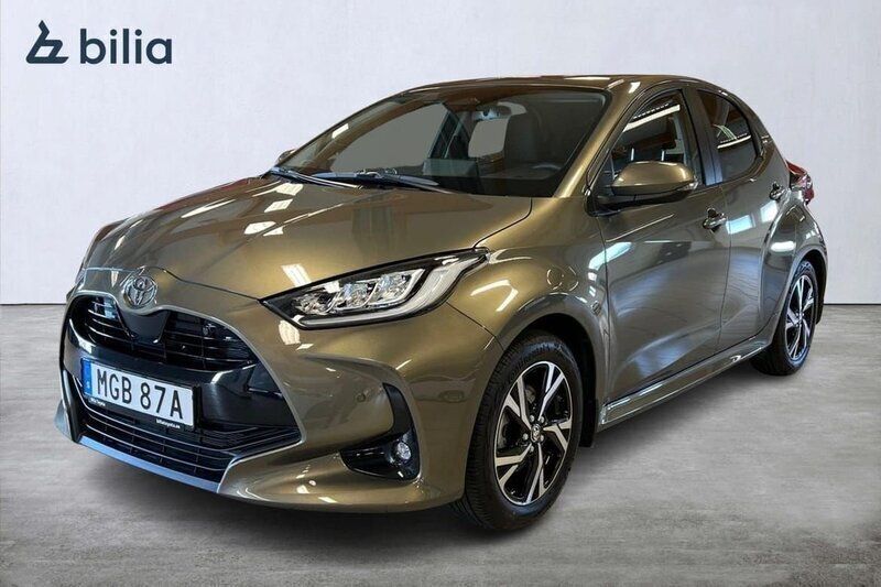 Grön Begagnad 2024 Toyota Yaris Hybrid Active Halvkombi | 279 000 kr (Dyr) - Bild 1/3