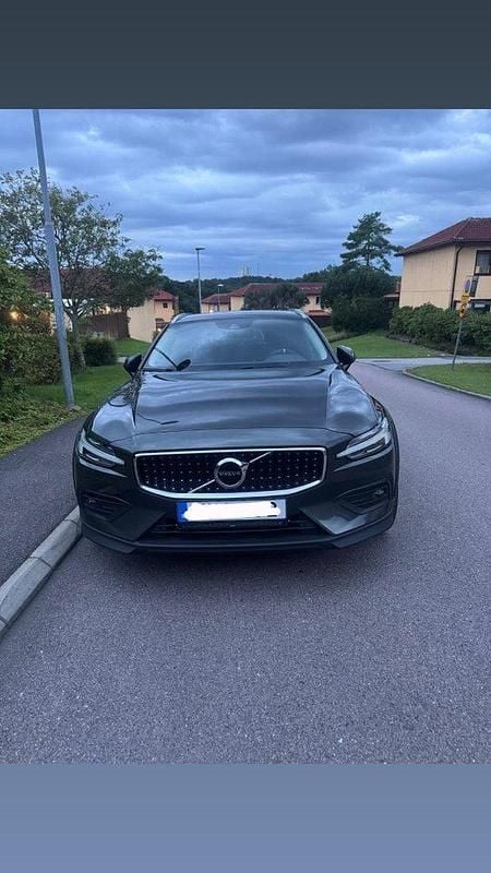 Grå Begagnad 2021 Volvo V60 CC Momentum Kombi | 335 500 kr (Marknadspris) - Bild 1/4