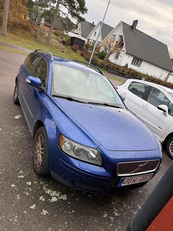 Blå Begagnad 2007 Volvo V50 Kinetic Kombi | 12 000 kr (Superpris) - Bild 1/3