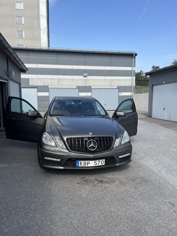Silver Begagnad 2010 Mercedes E350 Classic Sedan | 110 000 kr (Lite dyr) - Bild 1/4
