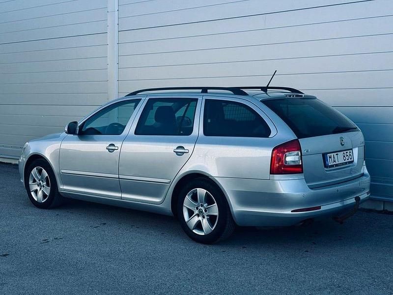 Begagnad Skoda Octavia Elegance 122 HK (89 kW) 2011 Silver Kombi