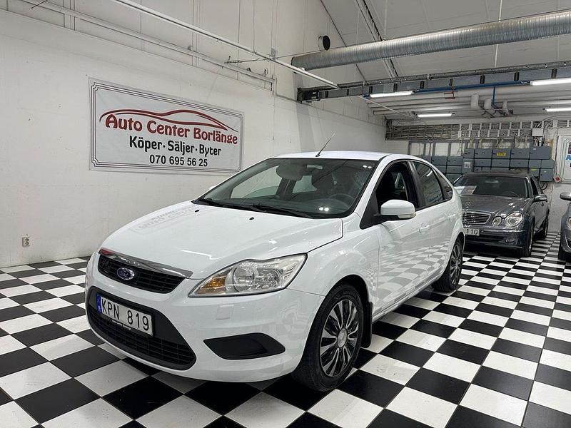 Vit Begagnad 2010 Ford Focus Trend Halvkombi | 39 900 kr (Lite dyr) - Bild 1/4
