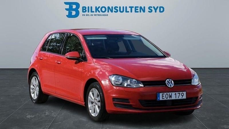 Röd Begagnad 2015 VW Golf VII Halvkombi | 69 900 kr (Bra pris) - Bild 1/4