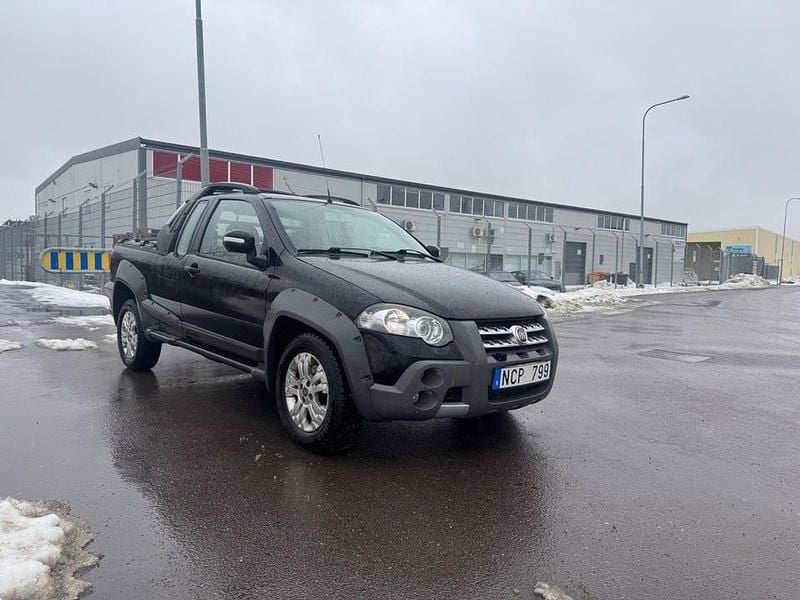 Begagnad Fiat Strada 95 HK (69 kW) 2013 Svart