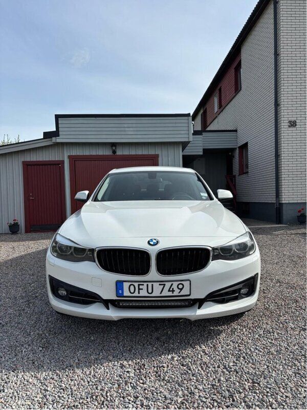 Vit Begagnad 2017 BMW 320 Gran Turismo Sport Line Halvkombi | 140 000 kr (Marknadspris) - Bild 1/4