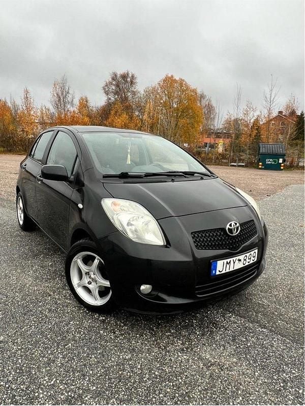 Svart Begagnad 2009 Toyota Yaris Halvkombi | 39 500 kr (Bra pris) - Bild 1/4
