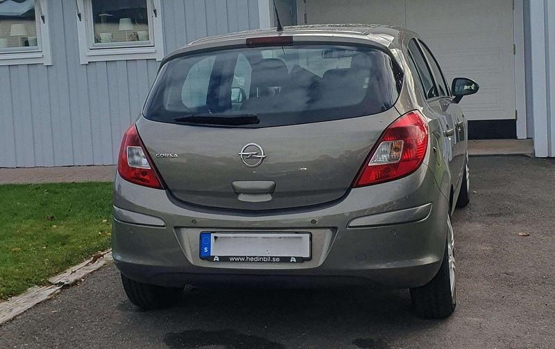 Brun Begagnad 2011 Opel Corsa Halvkombi | 18 500 kr (Marknadspris) - Bild 1/4