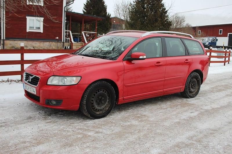 Begagnad Volvo V50 Momentum 136 HK (100 kW) 2007 Röd Kombi