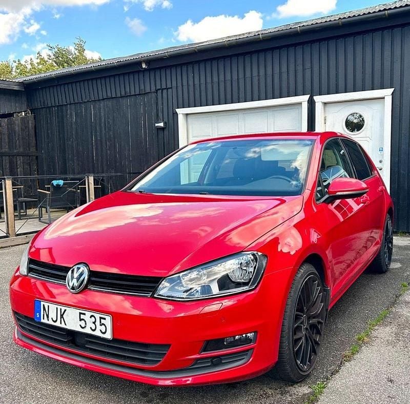 Röd Begagnad 2013 VW Golf VII Halvkombi | 74 900 kr (Dyr) - Bild 1/4