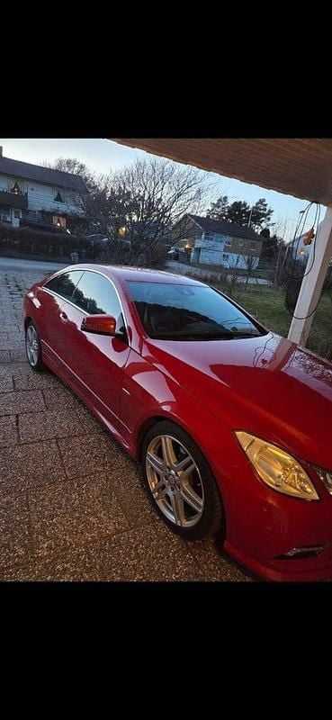 Röd Begagnad 2011 Mercedes E200 AMG Sportkupé | 125 000 kr (Bra pris) - Bild 1/4