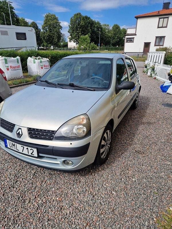 Grå Begagnad 2003 Renault Clio II Expression Halvkombi | 16 500 kr (Bra pris) - Bild 1/3