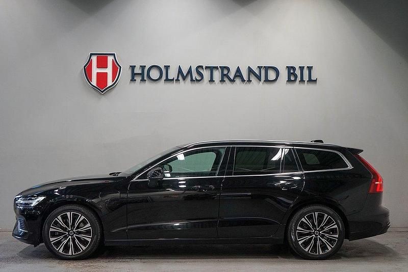 Svart Begagnad 2022 Volvo V60 Core Kombi | 319 800 kr (Marknadspris) - Bild 1/4