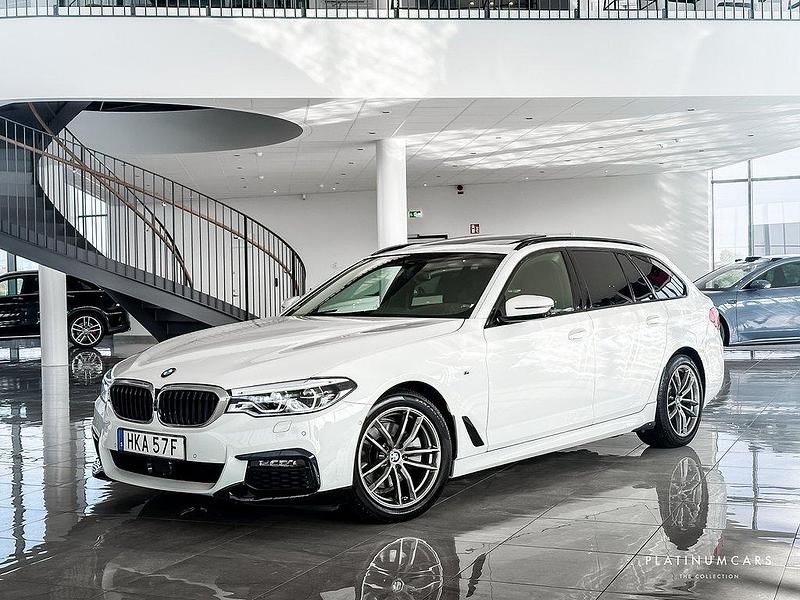 Vit (alpinvit) Begagnad 2019 BMW 520 M Sport Kombi | 349 000 kr (Dyr) - Bild 1/4