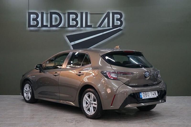 Begagnad Toyota Corolla Hybrid Active 122 HK (89 kW) 2019 Grön Halvkombi