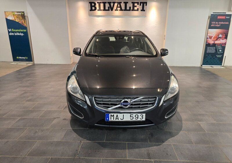 Grå Begagnad 2012 Volvo V60 Momentum Kombi | 79 900 kr (Marknadspris) - Bild 1/4