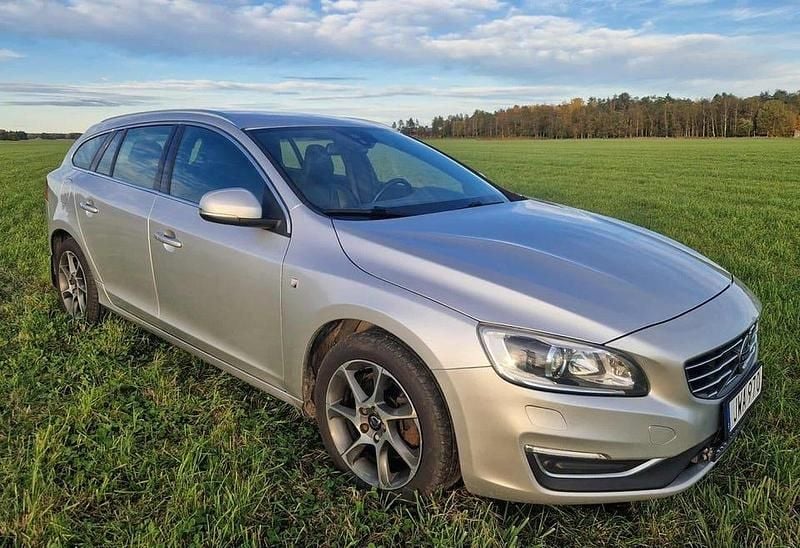 Silver Begagnad 2016 Volvo V60 Ocean Race Kombi | 125 000 kr (Bra pris) - Bild 1/4