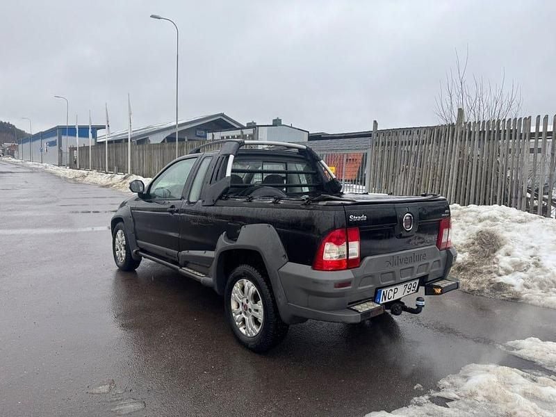Begagnad Fiat Strada 95 HK (69 kW) 2013 Svart