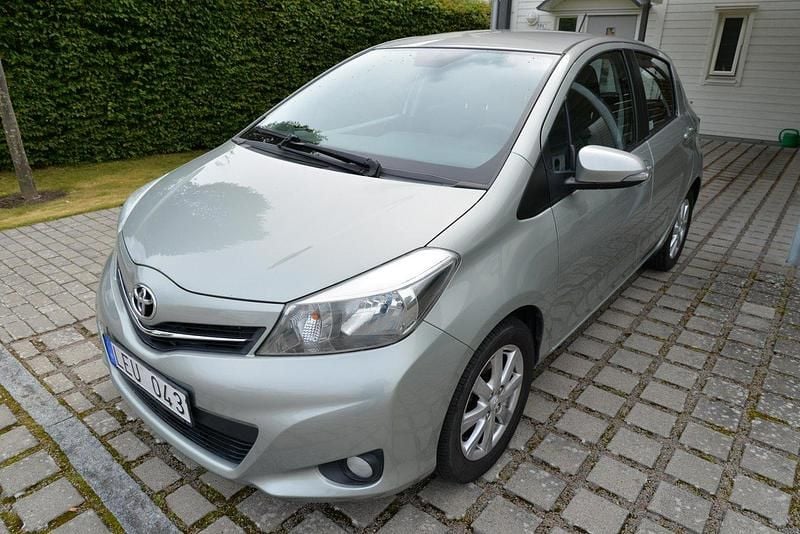Grå Begagnad 2011 Toyota Yaris Active Halvkombi | 77 000 kr (Marknadspris) - Bild 1/4