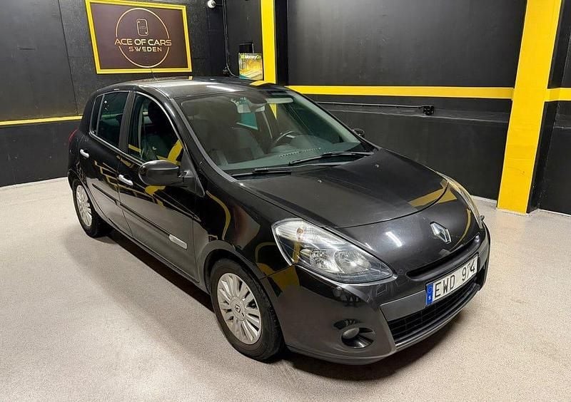 Svart Begagnad 2011 Renault Clio II Halvkombi | 29 990 kr (Marknadspris) - Bild 1/4