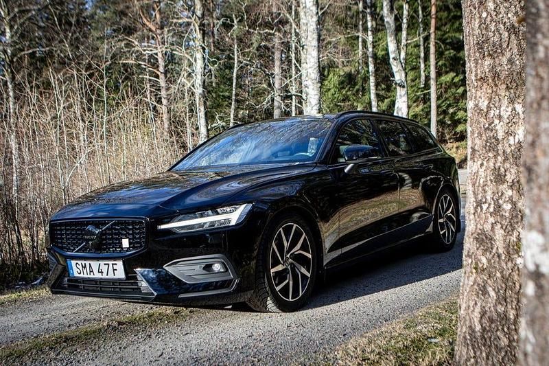 Svart Begagnad 2020 Volvo V60 Momentum Kombi | 218 900 kr (Lite dyr) - Bild 1/4