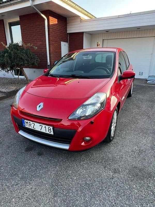 Röd Begagnad 2012 Renault Clio R.S. Halvkombi | 29 000 kr (Marknadspris) - Bild 1/4