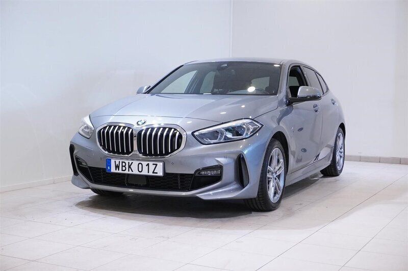 Grå/silver Begagnad 2024 BMW 118 M Sport Halvkombi | 309 500 kr (Dyr) - Bild 1/4