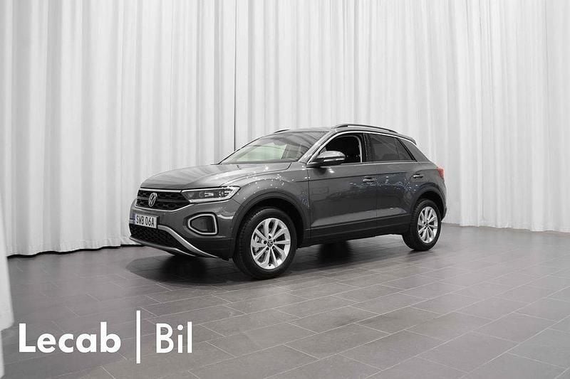 Grå (indium grey metallic) Ny 2025 VW T-Roc Life SUV | 364 500 kr (Marknadspris) - Bild 1/4