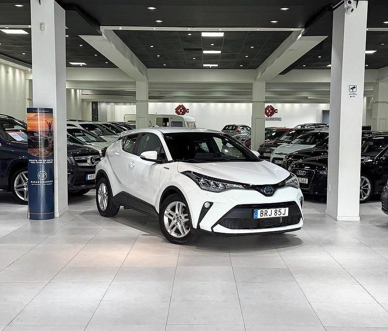 Vit Begagnad 2021 Toyota C-HR Active SUV | 159 900 kr (Superpris) - Bild 1/4