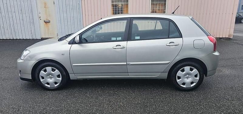 Silver Begagnad 2006 Toyota Corolla Halvkombi | 59 900 kr (Marknadspris) - Bild 1/4