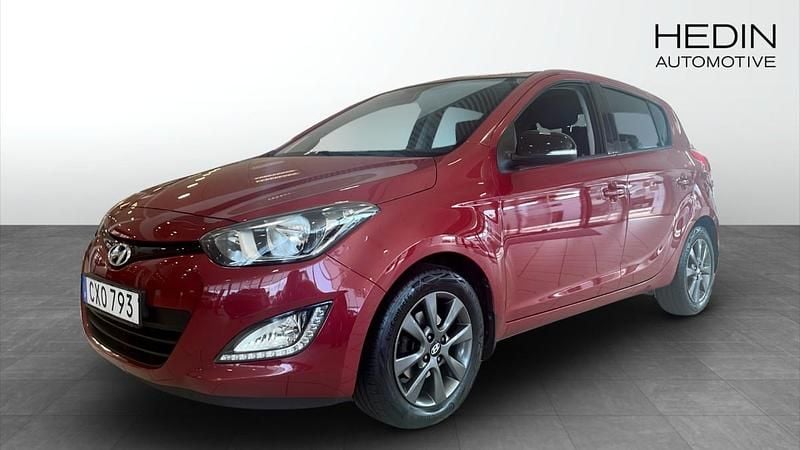 Röd (red) Begagnad 2014 Hyundai i20 Select Halvkombi | 68 000 kr (Lite dyr) - Bild 1/4