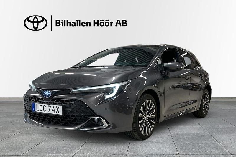Mörkgrå (grå) Begagnad 2024 Toyota Corolla Hybrid Style Halvkombi | 299 900 kr (Lite dyr) - Bild 1/3