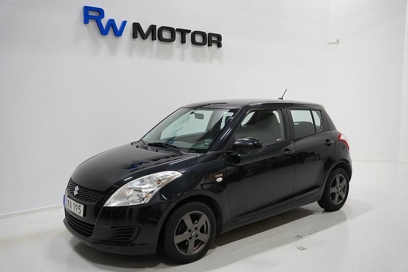 Svart Begagnad 2011 Suzuki Swift Halvkombi | 39 800 kr (Marknadspris) - Bild 1/4