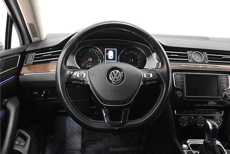 Begagnad VW Passat GTE 218 HK (160 kW) 2016 Vit Kombi