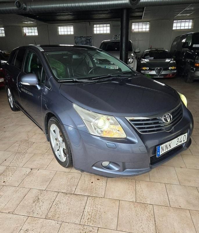 Blåmetalic Begagnad 2009 Toyota Avensis Premium Kombi | 39 900 kr (Marknadspris) - Bild 1/4