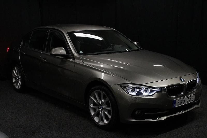 Brun Begagnad 2015 BMW 318 Sedan | 169 900 kr (Bra pris) - Bild 1/4
