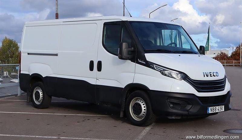 Vit svart Begagnad 2022 Iveco Daily Van | 309 500 kr (Superpris) - Bild 1/4