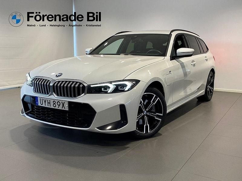 Vit Begagnad 2024 BMW 330e M Sport Kombi | 489 000 kr (Marknadspris) - Bild 1/4