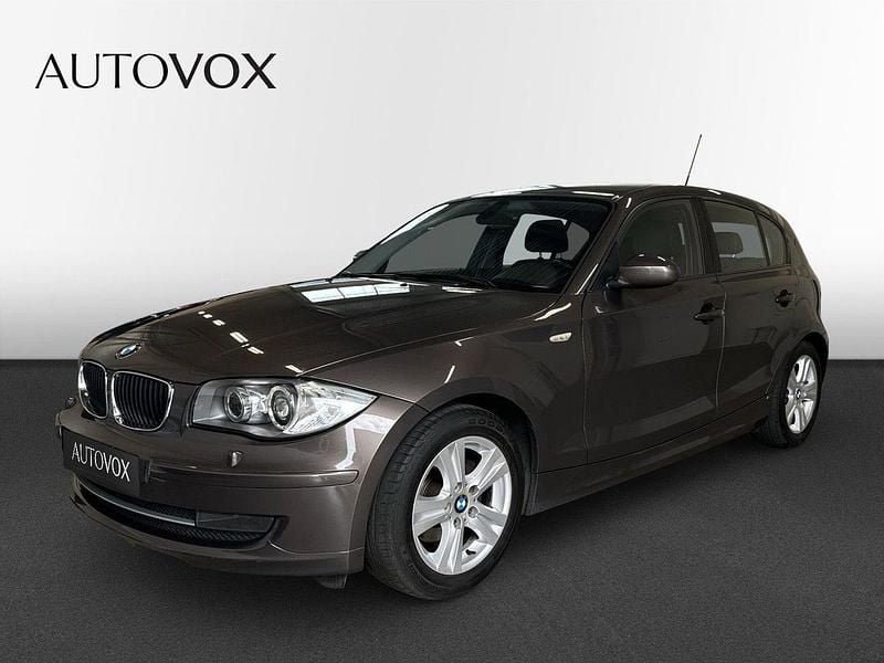 Brun Begagnad 2008 BMW 118 Halvkombi | 89 900 kr (Marknadspris) - Bild 1/4