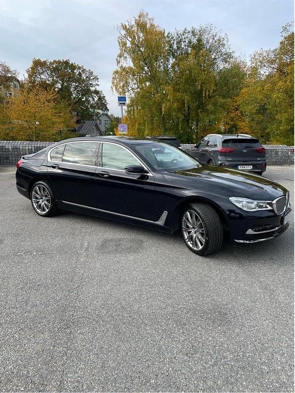 Svart Begagnad 2016 BMW 750L Executive Sedan | 595 000 kr - Bild 1/4