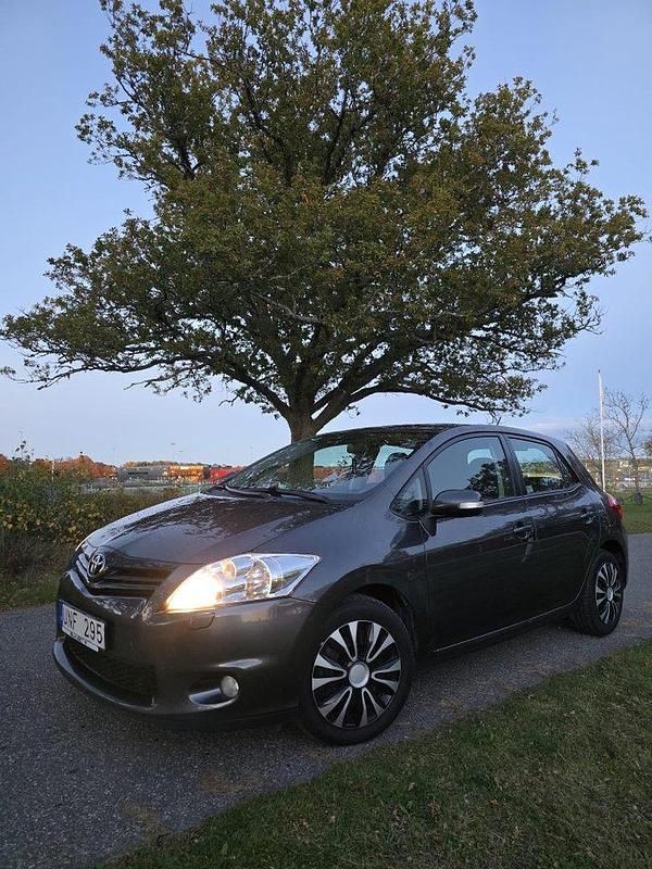 Grå Begagnad 2011 Toyota Auris Plus Halvkombi | 62 900 kr (Marknadspris) - Bild 1/4