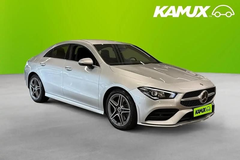 Silver/grå Begagnad 2023 Mercedes CLA200 Sedan | 334 800 kr (Marknadspris) - Bild 1/4