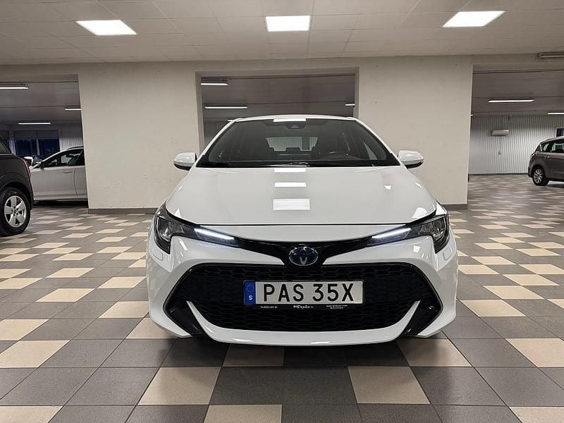 Begagnad Toyota Corolla Hybrid Life 98 HK (72 kW) 2021 Vit Halvkombi