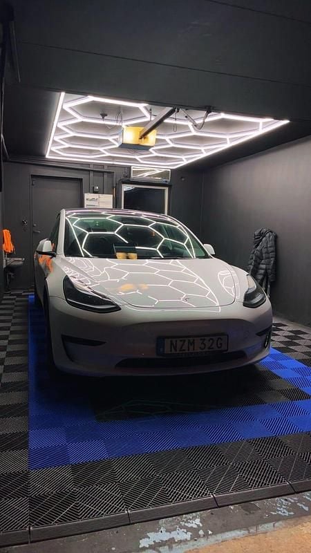 Begagnad 2023 Tesla Model 3 Standard Range Sedan | 310 000 kr (Bra pris) - Bild 1/2