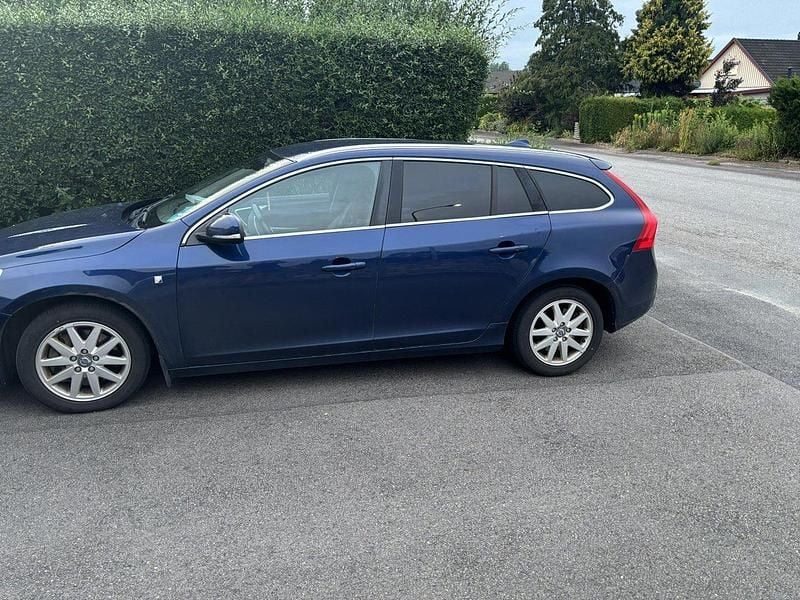 Blå Begagnad 2012 Volvo V60 Momentum Kombi | 75 000 kr (Marknadspris) - Bild 1/3