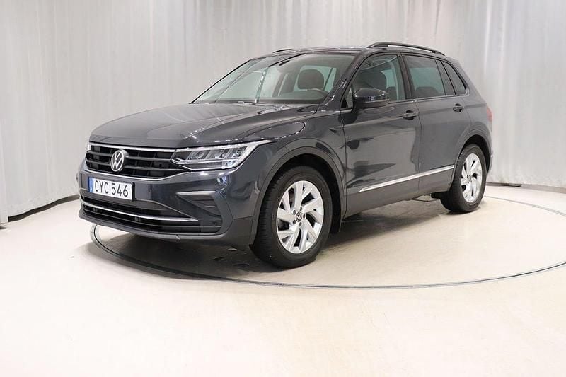 Grå Begagnad 2021 VW Tiguan SUV | 268 900 kr (Bra pris) - Bild 1/4