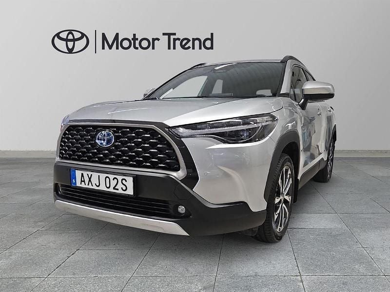 Silver Begagnad 2023 Toyota Corolla Cross Style SUV | 369 900 kr (Marknadspris) - Bild 1/4
