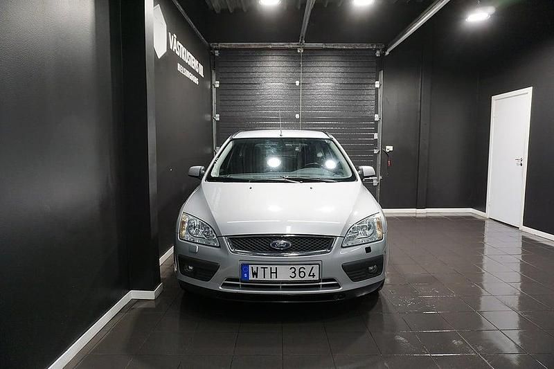 Begagnad Ford Focus 116 HK (85 kW) 2005 Silver Kombi