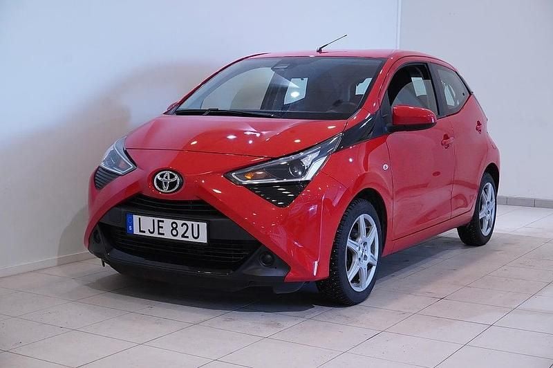 Röd Begagnad 2021 Toyota Aygo X-play Halvkombi | 114 900 kr (Bra pris) - Bild 1/4